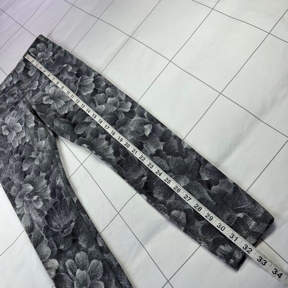 Athleta Leggings Womens Medium Gray Elation Textured Floral Yoga Pilates Gym - Picture 9 of 9